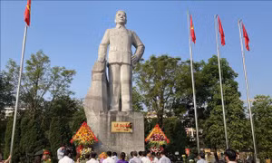 Dâng hoa tưởng nhớ 116 năm Ngày sinh Tổng Bí thư Lê Duẩn