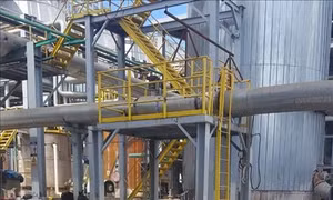 Xe nâng chở vải đổ nghiêng đè vào người, nam thanh niên tử vong