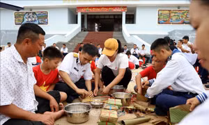 Quân dân ở Trường Sa thi gói bánh chưng đón Tết