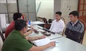 Phát hiện gói hàng mua qua mạng chứa linh kiện súng quân dụng