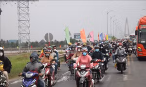 Khu vực cầu Rạch Miễu ùn ứ nghiêm trọng trong ngày đầu nghỉ lễ 