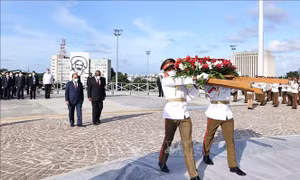 Chủ tịch nước Nguyễn Xuân Phúc đặt vòng hoa tại Đài tưởng niệm Anh hùng dân tộc Jose Marti