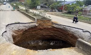 Kiểm tra hiện trường, xử lý hố sụt lớn trên quốc lộ 3B