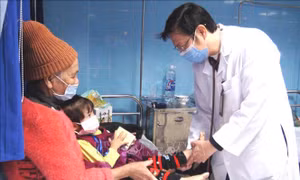 Thời tiết chuyển lạnh, làm gì để trẻ không bị ho sốt trong mùa dịch?