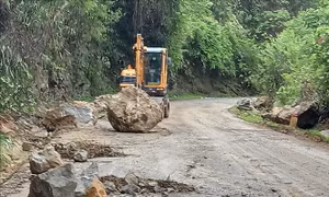 Sơn La: Đá lăn gây ách giao thông trên Quốc lộ 279D