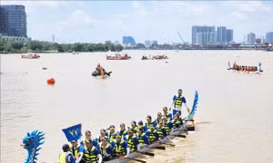 Sôi nổi Giải vô địch đua thuyền truyền thống TP Hồ Chí Minh mở rộng 
