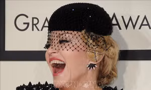 Madonna hoãn chuyến lưu diễn kỷ niệm 40 năm sự nghiệp do vấn đề sức khỏe