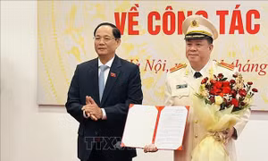 Trao Nghị quyết về công tác cán bộ Ủy ban Quốc phòng, An ninh và Đối ngoại của Quốc hội