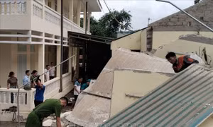 Sạt lở đất làm sập nhà công vụ Trạm Y tế xã Nậm Ban ở Hà Giang