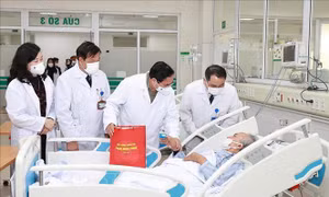 Thủ tướng đến thăm, chúc Tết y bác sĩ, nhân viên y tế và bệnh nhân 