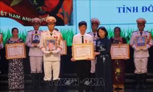 Trao phần thưởng cao quý cho các tập thể, cá nhân ở Đồng Nai