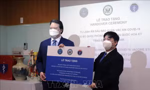 Bộ Y tế tiếp nhận tủ đông âm sâu bảo quản vaccine từ Bộ Quốc phòng Hoa Kỳ