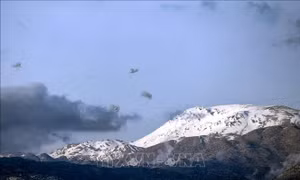 Hezbollah phóng hàng chục tên lửa vào thị trấn của Israel