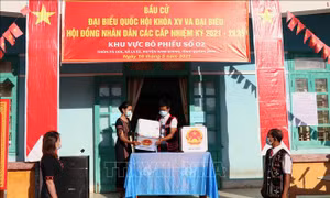 Cử tri 6 xã ở Nam Giang phấn khởi đi bỏ phiếu trong ngày bầu cử sớm