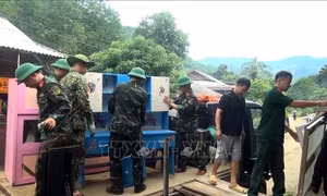 Sơ tán khẩn cấp các hộ dân ra khỏi vùng sạt lở đất tại thị trấn Mường Lát