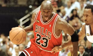 Đấu giá chiếc áo thi đấu của huyền thoại bóng rổ Michael Jordan với giá triệu USD