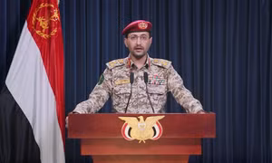 Houthi ra tuyên bố cứng rắn với tàu chiến Mỹ - Anh sau khi bắn trúng tàu hàng của Mỹ 