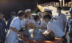 Tàu Hải quân đưa ngư dân bị bệnh từ Trường Sa về đất liền điều trị