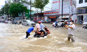 Triều cường tại Cần Thơ bất ngờ vượt báo động III sớm hơn dự báo