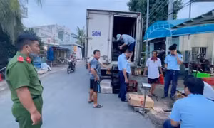 Phát hiện xe tải chở gần 8 tấn thịt trâu, bò đông lạnh, nghi nhập lậu