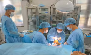Bệnh xá đảo Song Tử Tây cấp cứu ngư dân gặp nạn trên biển