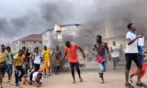 Biểu tình bạo lực gia tăng, Sierra Leone áp đặt giới nghiêm toàn quốc