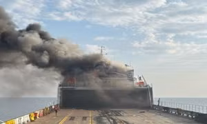 Tàu hàng trúng đạn ở eo biển Hormuz sau khi ông Trump cảnh báo cho Iran ‘cơ hội cuối cùng’