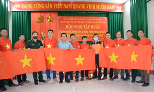 Trao tặng 10.000 lá cờ Tổ quốc cho ngư dân Nam Định
