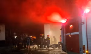 Cháy tại cửa hàng trang trí nội thất: Ngọn lửa bốc cao hàng chục mét, gây thiệt hại lớn