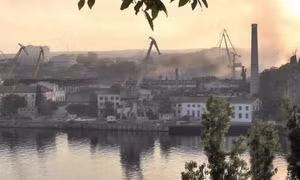 Nga và Ukraine lên tiếng về vụ tên lửa hành trình tấn công xưởng sửa chữa tàu ở Crimea