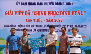 Chinh phục đỉnh núi cao hơn 1.100m, đưa quà đến với người nghèo và gia đình chính sách