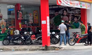 Điều tra hành vi mang súng tự chế đi cướp cửa hàng tiện lợi