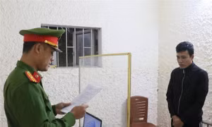 Khởi tố cặp vợ chồng về tội 'lừa đảo chiếm đoạt tài sản' để trả nợ do mua bán đất thua lỗ