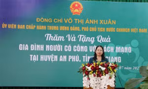 Phó Chủ tịch nước: Huyện An Phú (An Giang) cần phát triển để xứng đáng với truyền thống anh hùng 