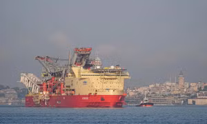Tàu khổng lồ đi qua khiến hoạt động hàng hải ở eo biển Bosphorus bị đình chỉ