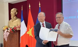 Trao giải Thông tin đối ngoại Việt Nam cho nhà sử học Pháp Alain Ruscio