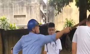 Tạm dừng việc lên lớp của thầy giáo 'đánh học sinh' 