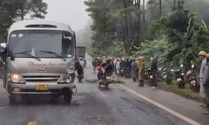 Xe khách va chạm với xe máy, hai học sinh thương vong