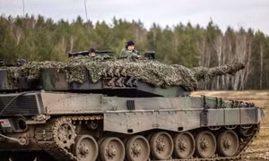 Ukraine nhận lô xe tăng tân trang đầu tiên từ Ba Lan