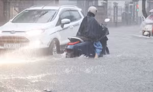 Mưa lớn gây ngập lụt cục bộ nhiều tuyến phố chính thành phố Thái Bình
