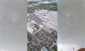 Video lốc xoáy hiếm có càn quét tỉnh Tây Java ở Indonesia gây hậu quả nặng nề