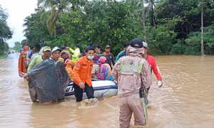 Cộng đồng người Việt tại Bắc Lào hỗ trợ người dân Lào bị ảnh hưởng do lũ lụt