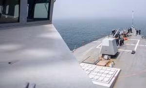 Tàu khu trục Mỹ buộc tàu chở dầu Nga bị trừng phạt phải quay đầu nhiều lần khi tiến về Venezuela
