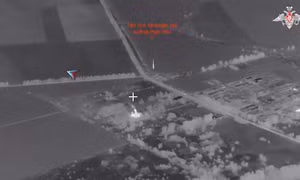 Video tên lửa Iskander của Nga lao thẳng xuống căn cứ phóng UAV tầm xa của Ukraine