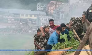 Video máy bay Bombardier rơi nát vụn ở Nepal, phi công may mắn thoát chết