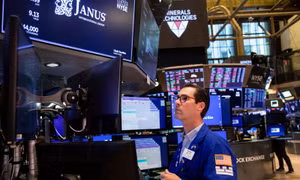 Chỉ số Dow Jones tăng 1.000 điểm, chấm dứt chuỗi bốn ngày giảm điểm