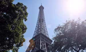 Hoả hoạn bùng phát ở tháp Eiffel ngay trước Giáng sinh, khoảng 1.200 người phải sơ tán