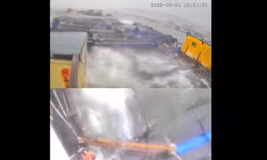Video lồng nuôi cá chao đảo trong sóng dữ khi siêu bão Ragasa đổ bộ miền Nam Trung Quốc