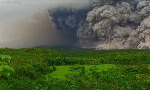 Video núi lửa Semeru tại Indonesia phun trào dữ dội