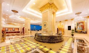Giá vàng thế giới tăng mạnh, khách sạn ở Macau tháo dỡ ‘lối đi lát gạch vàng’ thu về bộn tiền